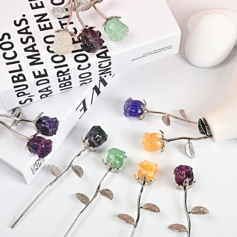 Kristalna ukras u obliku ruže – nerafinirani kamen, moderni minimalistički stil, prirodni kristal