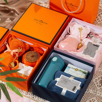 Khasi Premium Coral Fleece dvielis ar lāča motīvu kastē ar logotipu – Suvenīrs kāzām, biezs un uzsūcošs; Šūšana: vienkāršs audums, 80–100 g, Diegi: 370722477, Pielāgošana pieejama