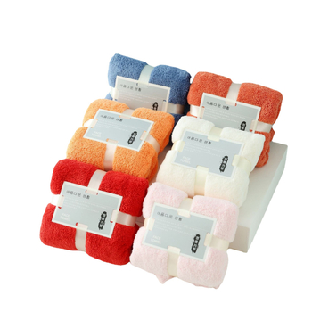 Khasi Premium Coral Fleece dvielis ar lāča motīvu kastē ar logotipu – Suvenīrs kāzām, biezs un uzsūcošs; Šūšana: vienkāršs audums, 80–100 g, Diegi: 370722477, Pielāgošana pieejama