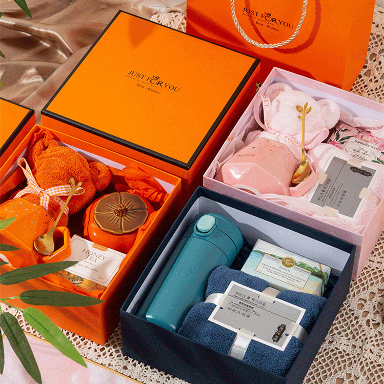 Khasi Premium Coral Fleece dvielis ar lāča motīvu kastē ar logotipu – Suvenīrs kāzām, biezs un uzsūcošs; Šūšana: vienkāršs audums, 80–100 g, Diegi: 370722477, Pielāgošana pieejama