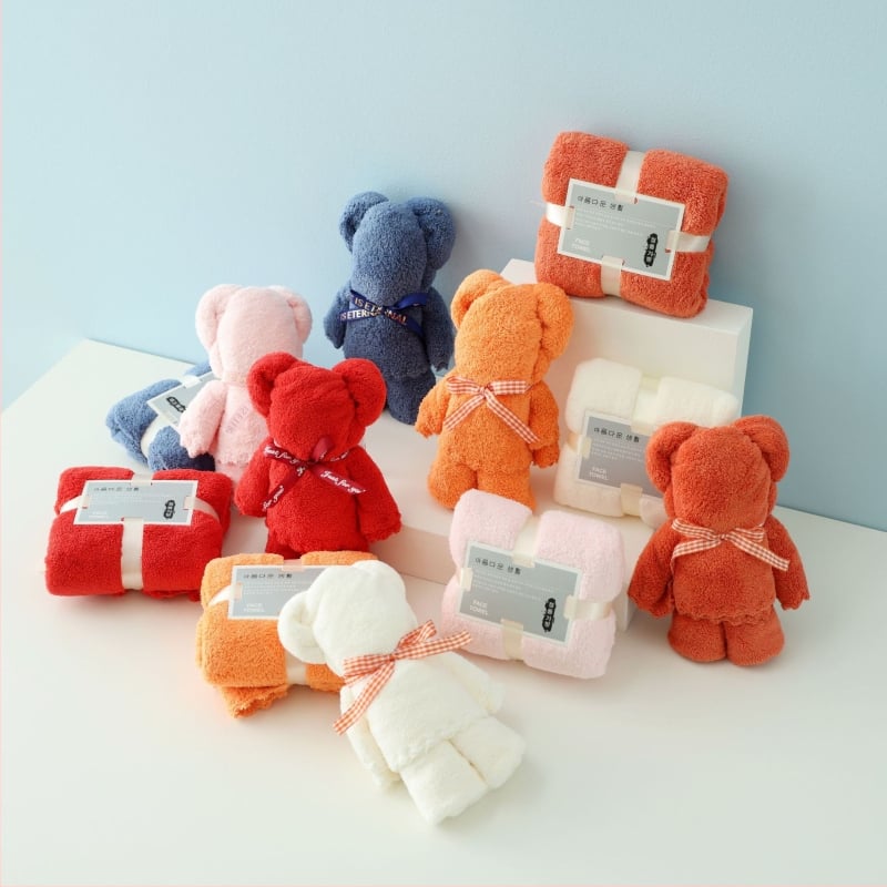 Khasi Premium Coral Fleece dvielis ar lāča motīvu kastē ar logotipu – Suvenīrs kāzām, biezs un uzsūcošs; Šūšana: vienkāršs audums, 80–100 g, Diegi: 370722477, Pielāgošana pieejama