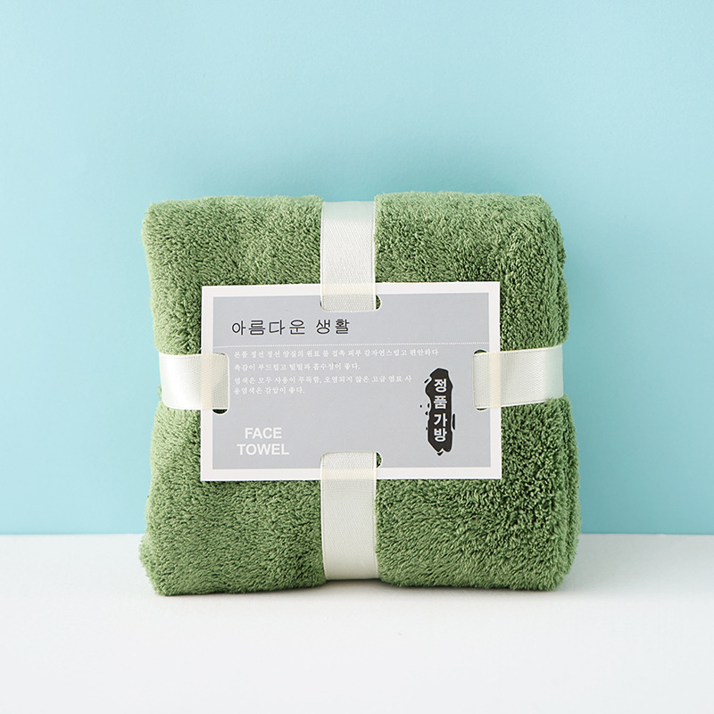 Khasi Premium Coral Fleece dvielis ar lāča motīvu kastē ar logotipu – Suvenīrs kāzām, biezs un uzsūcošs; Šūšana: vienkāršs audums, 80–100 g, Diegi: 370722477, Pielāgošana pieejama