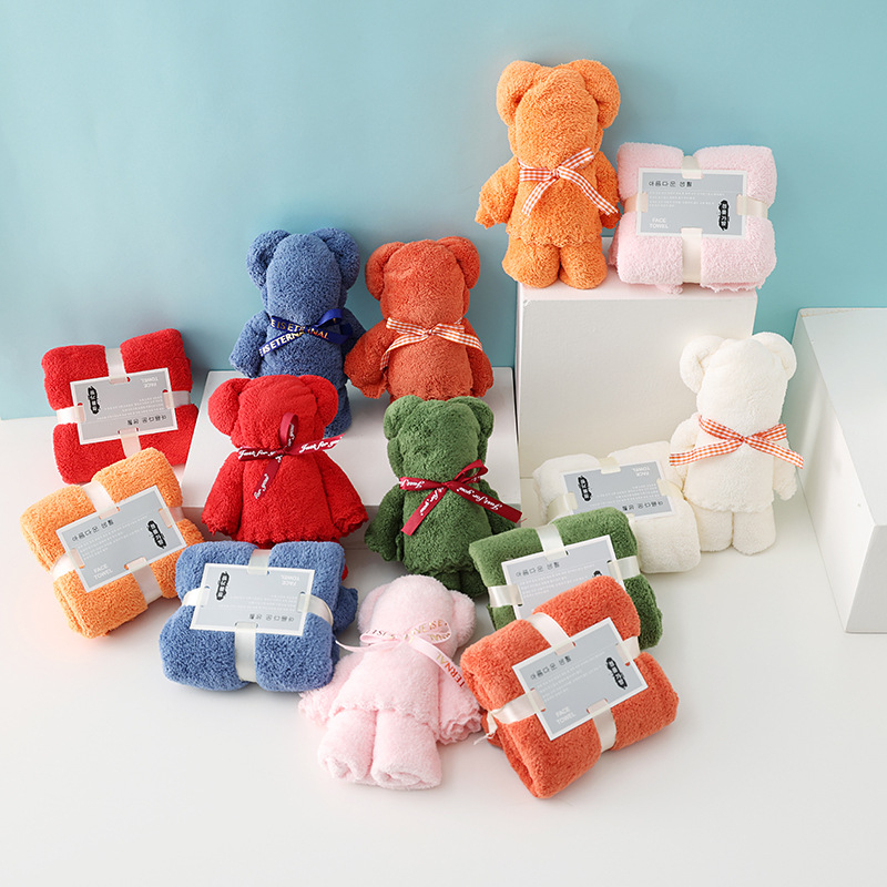 Khasi Premium Coral Fleece dvielis ar lāča motīvu kastē ar logotipu – Suvenīrs kāzām, biezs un uzsūcošs; Šūšana: vienkāršs audums, 80–100 g, Diegi: 370722477, Pielāgošana pieejama