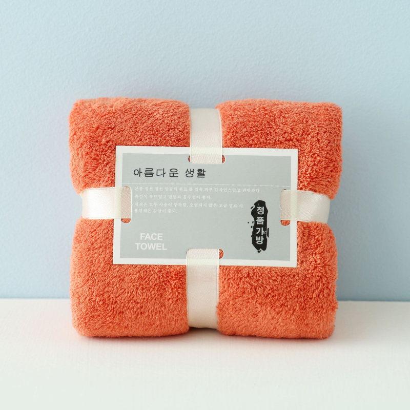 Khasi Premium Coral Fleece dvielis ar lāča motīvu kastē ar logotipu – Suvenīrs kāzām, biezs un uzsūcošs; Šūšana: vienkāršs audums, 80–100 g, Diegi: 370722477, Pielāgošana pieejama