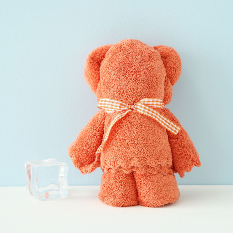 Khasi Premium Coral Fleece dvielis ar lāča motīvu kastē ar logotipu – Suvenīrs kāzām, biezs un uzsūcošs; Šūšana: vienkāršs audums, 80–100 g, Diegi: 370722477, Pielāgošana pieejama