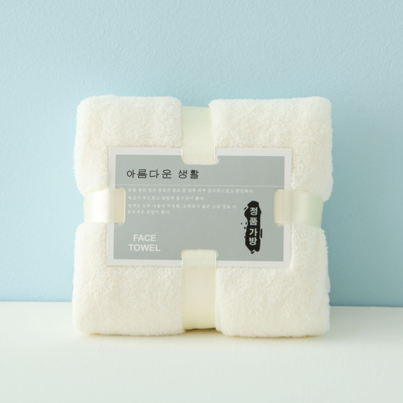 Khasi Premium Coral Fleece dvielis ar lāča motīvu kastē ar logotipu – Suvenīrs kāzām, biezs un uzsūcošs; Šūšana: vienkāršs audums, 80–100 g, Diegi: 370722477, Pielāgošana pieejama