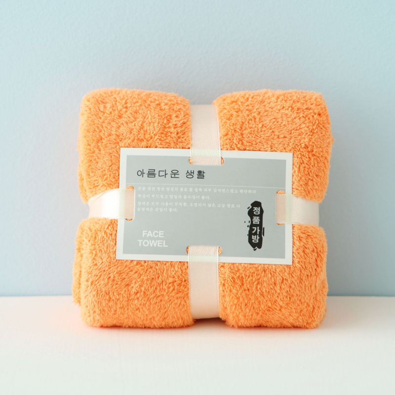 Khasi Premium Coral Fleece dvielis ar lāča motīvu kastē ar logotipu – Suvenīrs kāzām, biezs un uzsūcošs; Šūšana: vienkāršs audums, 80–100 g, Diegi: 370722477, Pielāgošana pieejama