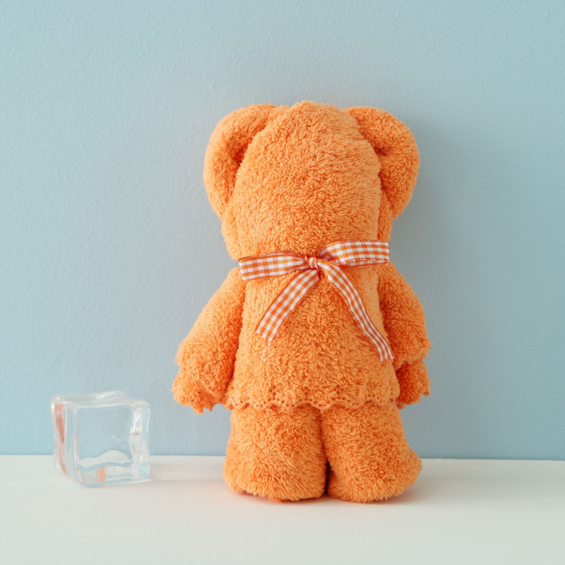 Khasi Premium Coral Fleece dvielis ar lāča motīvu kastē ar logotipu – Suvenīrs kāzām, biezs un uzsūcošs; Šūšana: vienkāršs audums, 80–100 g, Diegi: 370722477, Pielāgošana pieejama