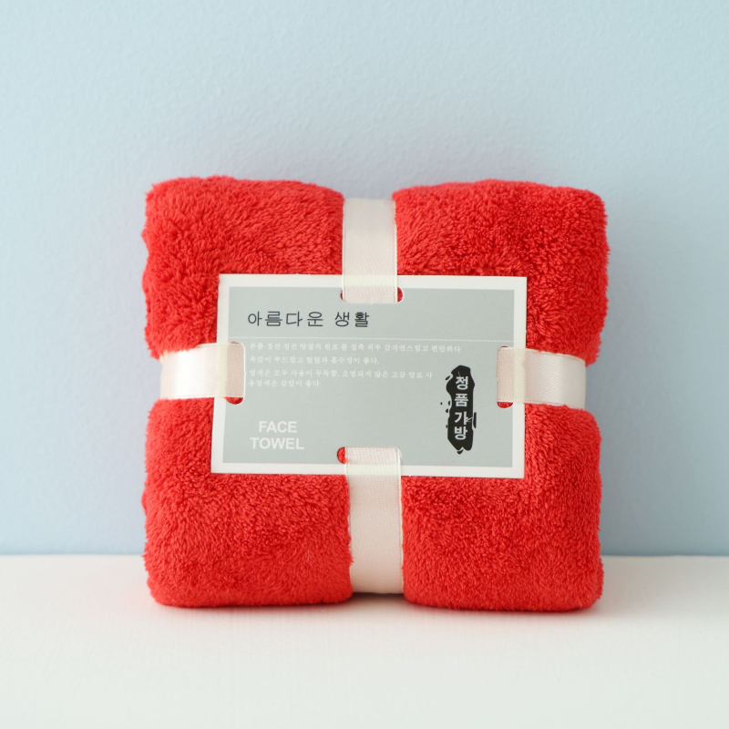 Khasi Premium Coral Fleece dvielis ar lāča motīvu kastē ar logotipu – Suvenīrs kāzām, biezs un uzsūcošs; Šūšana: vienkāršs audums, 80–100 g, Diegi: 370722477, Pielāgošana pieejama