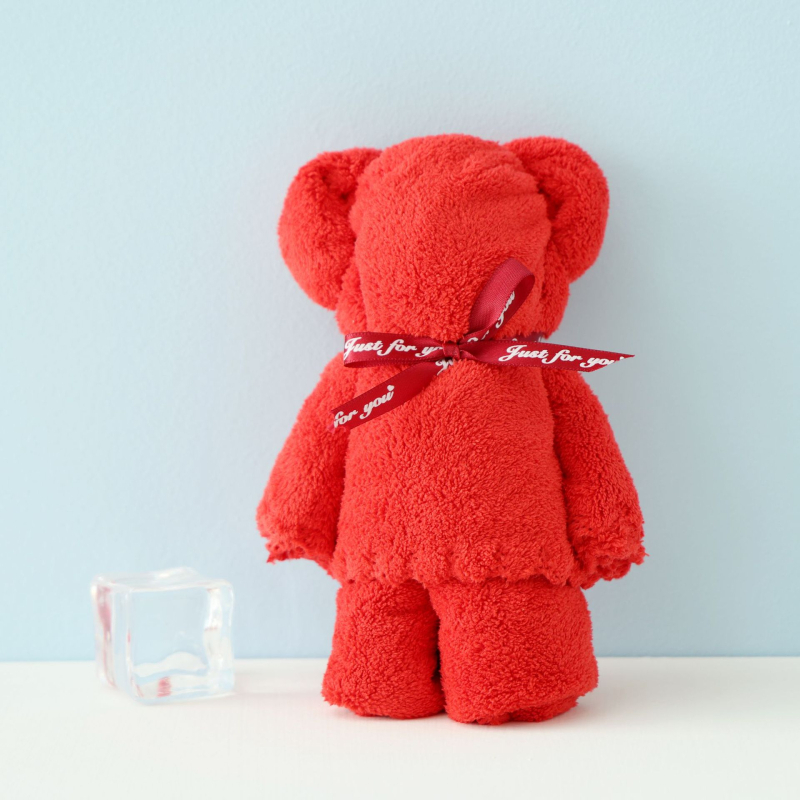 Khasi Premium Coral Fleece dvielis ar lāča motīvu kastē ar logotipu – Suvenīrs kāzām, biezs un uzsūcošs; Šūšana: vienkāršs audums, 80–100 g, Diegi: 370722477, Pielāgošana pieejama