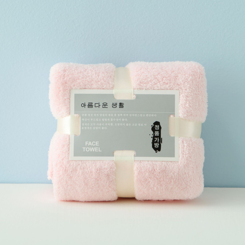 Khasi Premium Coral Fleece dvielis ar lāča motīvu kastē ar logotipu – Suvenīrs kāzām, biezs un uzsūcošs; Šūšana: vienkāršs audums, 80–100 g, Diegi: 370722477, Pielāgošana pieejama