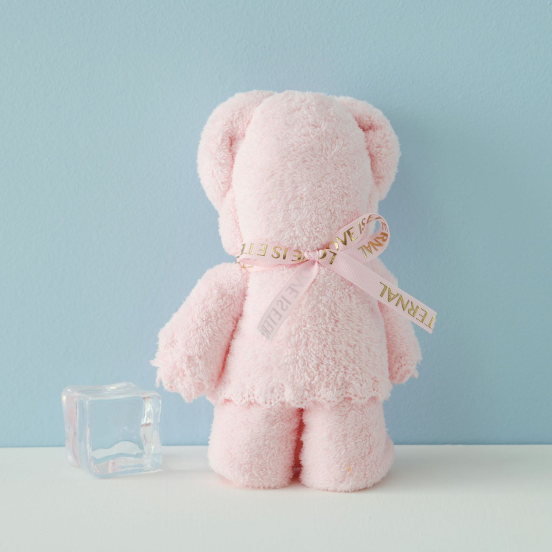 Khasi Premium Coral Fleece dvielis ar lāča motīvu kastē ar logotipu – Suvenīrs kāzām, biezs un uzsūcošs; Šūšana: vienkāršs audums, 80–100 g, Diegi: 370722477, Pielāgošana pieejama