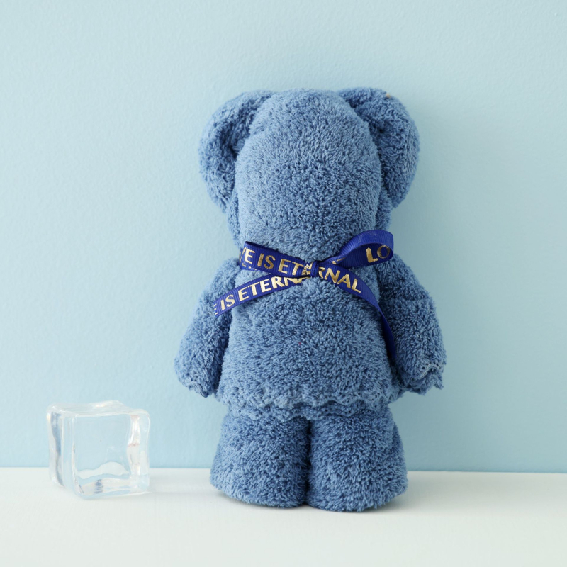 Khasi Premium Coral Fleece dvielis ar lāča motīvu kastē ar logotipu – Suvenīrs kāzām, biezs un uzsūcošs; Šūšana: vienkāršs audums, 80–100 g, Diegi: 370722477, Pielāgošana pieejama