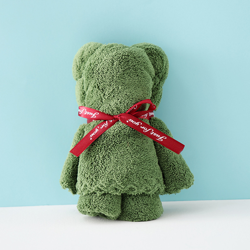 Khasi Premium Coral Fleece dvielis ar lāča motīvu kastē ar logotipu – Suvenīrs kāzām, biezs un uzsūcošs; Šūšana: vienkāršs audums, 80–100 g, Diegi: 370722477, Pielāgošana pieejama