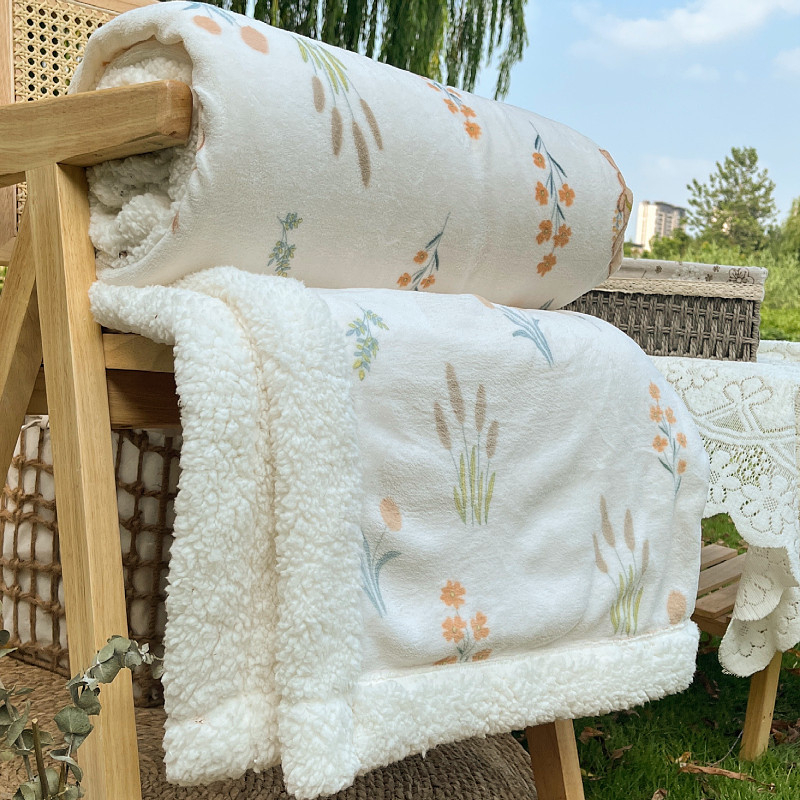 Pastorāla vilnas sega ar florālu rakstu