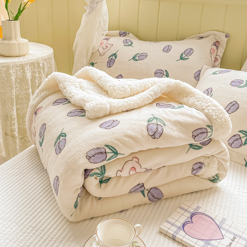 Pastorāla vilnas sega ar florālu rakstu