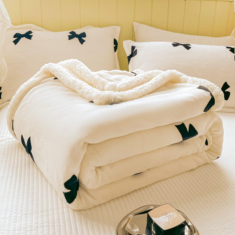 Pastorāla vilnas sega ar florālu rakstu