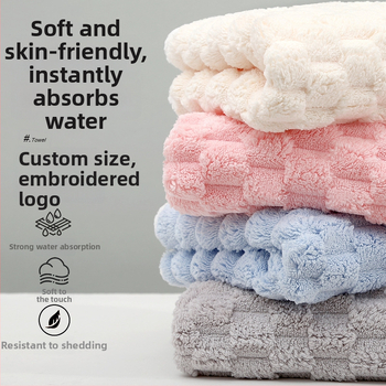 Koralā velūra vannas un sejas dvielis ar mākoņu rakstu, absorbē ūdeni, ātri žūst, bez šķembām, mīksta mala ar šuvēm, 85/15 poliesters, svars 80–100 g, iespējama pielāgošana