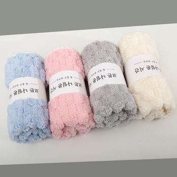 Koralā velūra vannas un sejas dvielis ar mākoņu rakstu, absorbē ūdeni, ātri žūst, bez šķembām, mīksta mala ar šuvēm, 85/15 poliesters, svars 80–100 g, iespējama pielāgošana