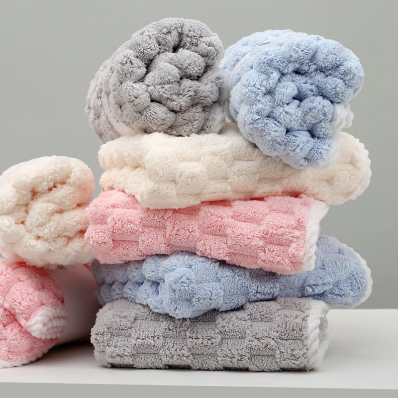 Koralā velūra vannas un sejas dvielis ar mākoņu rakstu, absorbē ūdeni, ātri žūst, bez šķembām, mīksta mala ar šuvēm, 85/15 poliesters, svars 80–100 g, iespējama pielāgošana