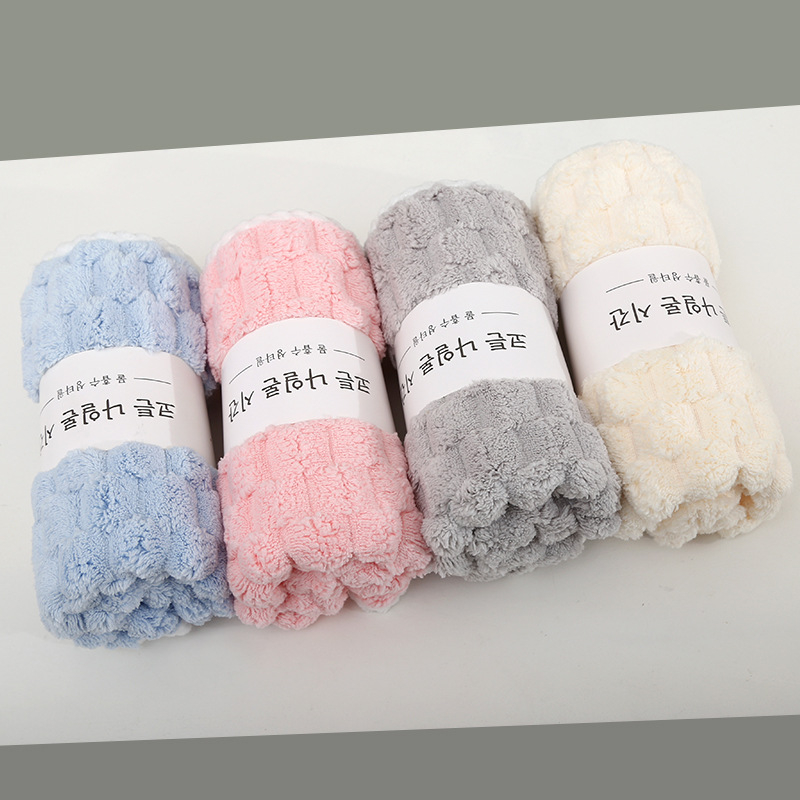 Koralā velūra vannas un sejas dvielis ar mākoņu rakstu, absorbē ūdeni, ātri žūst, bez šķembām, mīksta mala ar šuvēm, 85/15 poliesters, svars 80–100 g, iespējama pielāgošana