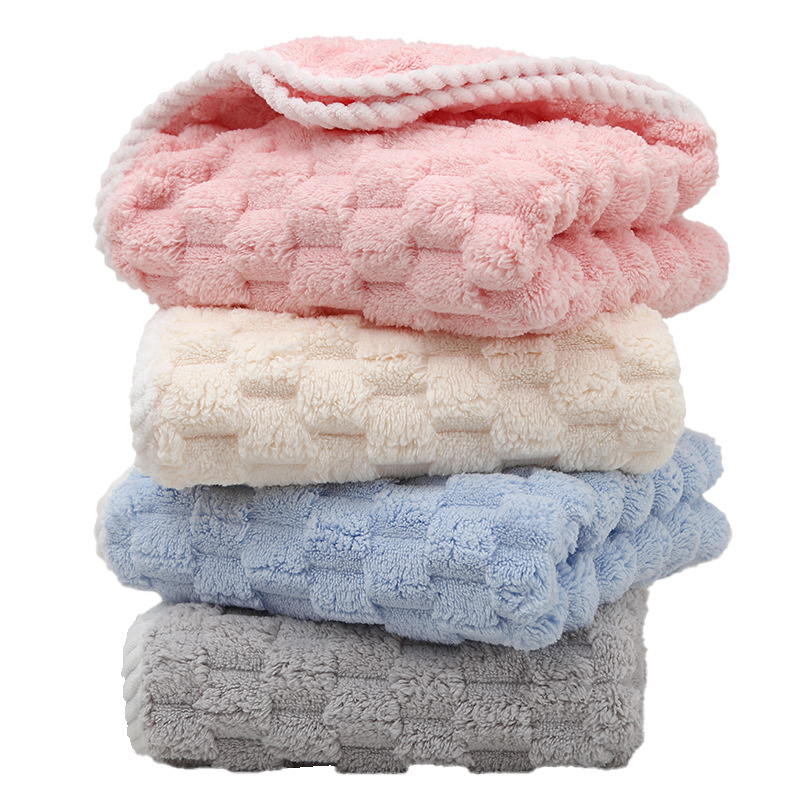 Koralā velūra vannas un sejas dvielis ar mākoņu rakstu, absorbē ūdeni, ātri žūst, bez šķembām, mīksta mala ar šuvēm, 85/15 poliesters, svars 80–100 g, iespējama pielāgošana