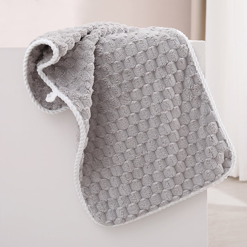 Koralā velūra vannas un sejas dvielis ar mākoņu rakstu, absorbē ūdeni, ātri žūst, bez šķembām, mīksta mala ar šuvēm, 85/15 poliesters, svars 80–100 g, iespējama pielāgošana