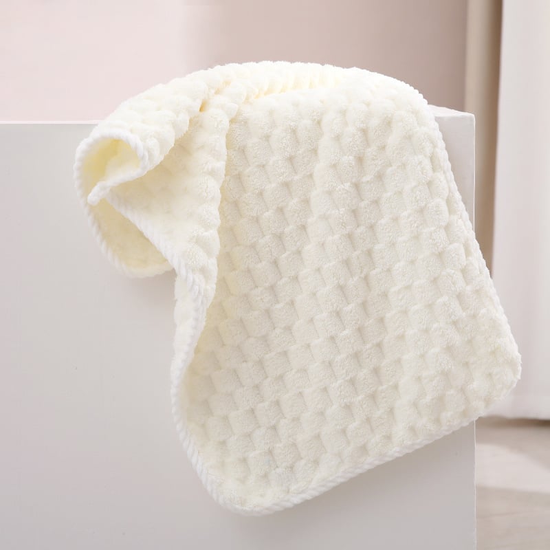 Koralā velūra vannas un sejas dvielis ar mākoņu rakstu, absorbē ūdeni, ātri žūst, bez šķembām, mīksta mala ar šuvēm, 85/15 poliesters, svars 80–100 g, iespējama pielāgošana