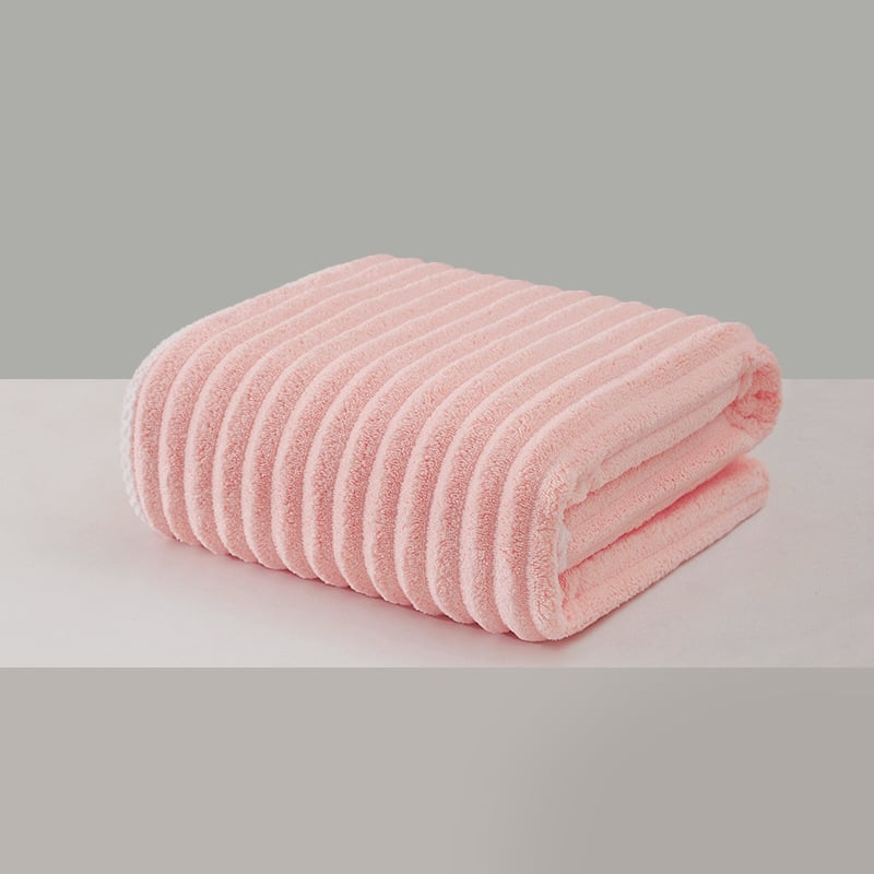 Koralā velūra vannas un sejas dvielis ar mākoņu rakstu, absorbē ūdeni, ātri žūst, bez šķembām, mīksta mala ar šuvēm, 85/15 poliesters, svars 80–100 g, iespējama pielāgošana