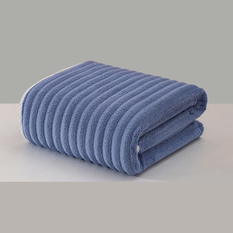 Koralā velūra vannas un sejas dvielis ar mākoņu rakstu, absorbē ūdeni, ātri žūst, bez šķembām, mīksta mala ar šuvēm, 85/15 poliesters, svars 80–100 g, iespējama pielāgošana