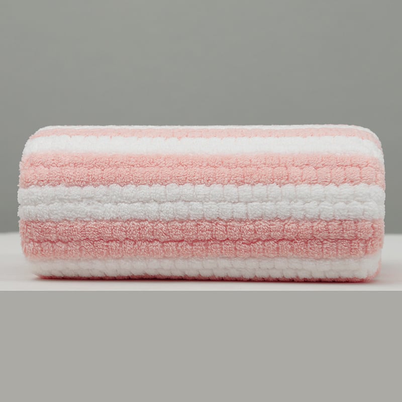 Koralā velūra vannas un sejas dvielis ar mākoņu rakstu, absorbē ūdeni, ātri žūst, bez šķembām, mīksta mala ar šuvēm, 85/15 poliesters, svars 80–100 g, iespējama pielāgošana