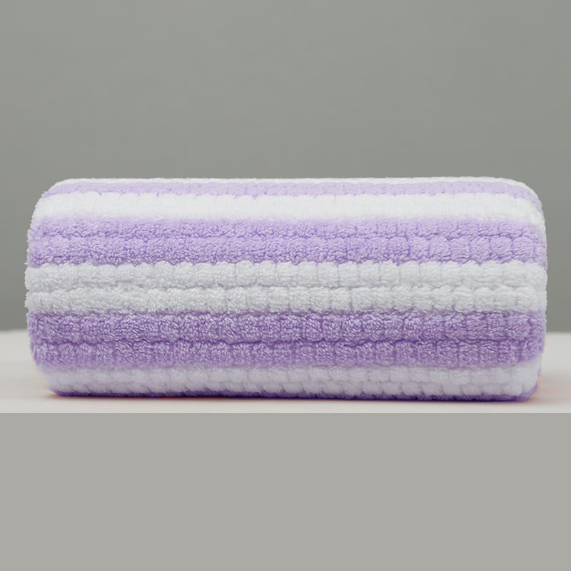 Koralā velūra vannas un sejas dvielis ar mākoņu rakstu, absorbē ūdeni, ātri žūst, bez šķembām, mīksta mala ar šuvēm, 85/15 poliesters, svars 80–100 g, iespējama pielāgošana