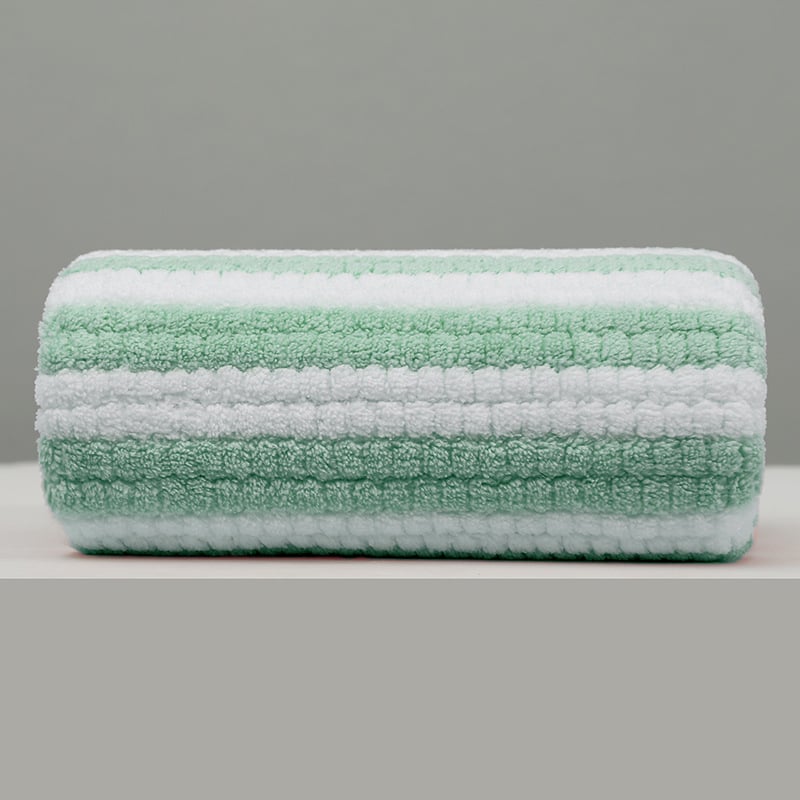 Koralā velūra vannas un sejas dvielis ar mākoņu rakstu, absorbē ūdeni, ātri žūst, bez šķembām, mīksta mala ar šuvēm, 85/15 poliesters, svars 80–100 g, iespējama pielāgošana