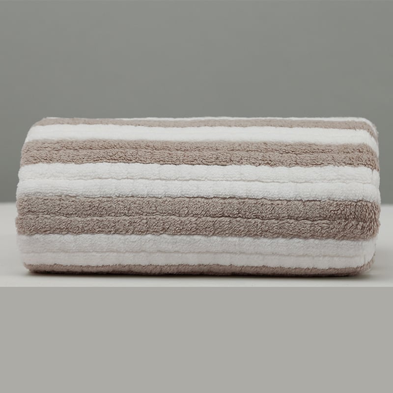 Koralā velūra vannas un sejas dvielis ar mākoņu rakstu, absorbē ūdeni, ātri žūst, bez šķembām, mīksta mala ar šuvēm, 85/15 poliesters, svars 80–100 g, iespējama pielāgošana