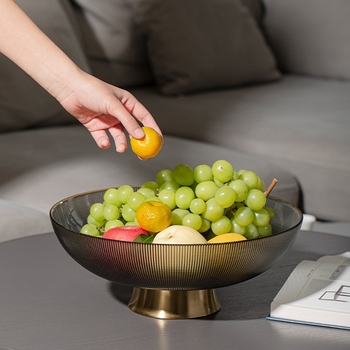 Stikla augļu šķīvis – mūsdienīgs vieglais luksuss, pirmās klases kvalitāte, uzkodas un žāvēti augļi, dzīvojamai istabai kā dekors.