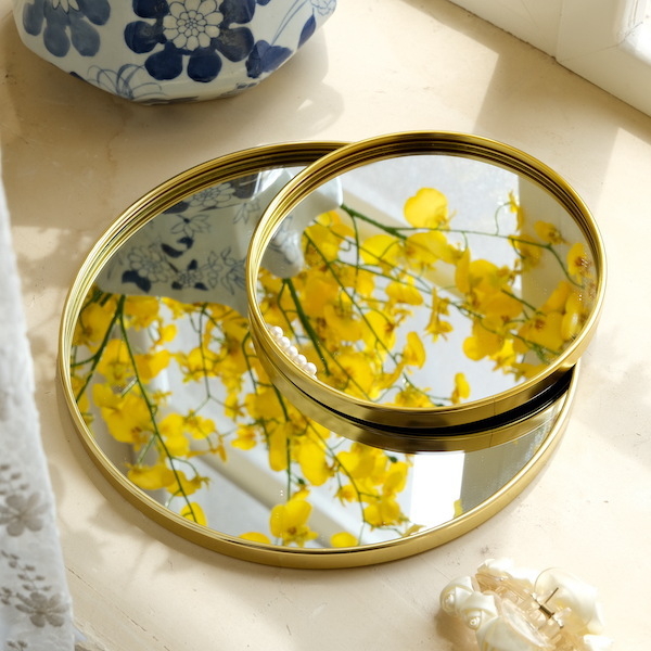 Viegls luksusa stila metāla spoguļa trauks ar daudzpusīgu neregulāru formu, pakaramais spogulis dzīvojamai istabai