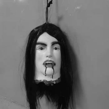 Helovyno baro dekoracija - bauginantis vaiduoklis su ilgais plaukais, Huida latex, medžiaga 109099