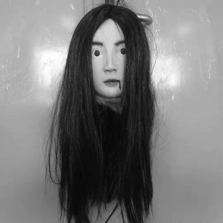 Helovyno baro dekoracija - bauginantis vaiduoklis su ilgais plaukais, Huida latex, medžiaga 109099