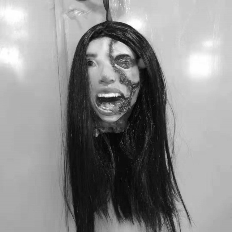 Helovyno baro dekoracija - bauginantis vaiduoklis su ilgais plaukais, Huida latex, medžiaga 109099