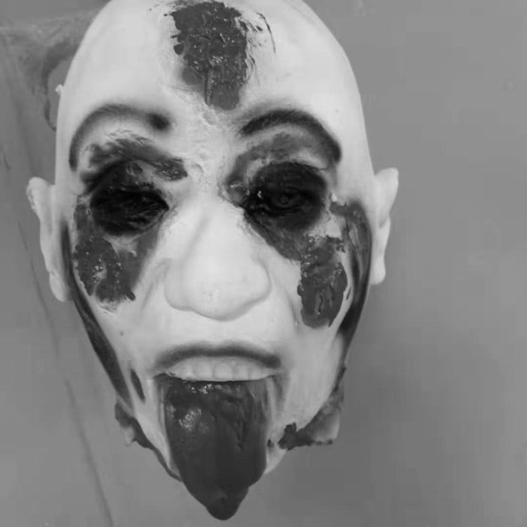 Helovyno baro dekoracija - bauginantis vaiduoklis su ilgais plaukais, Huida latex, medžiaga 109099