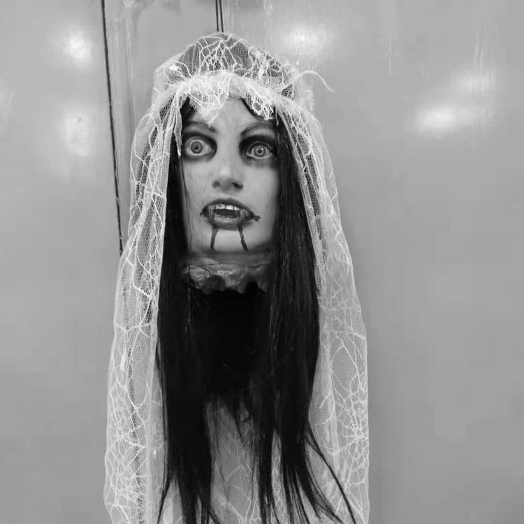 Helovyno baro dekoracija - bauginantis vaiduoklis su ilgais plaukais, Huida latex, medžiaga 109099