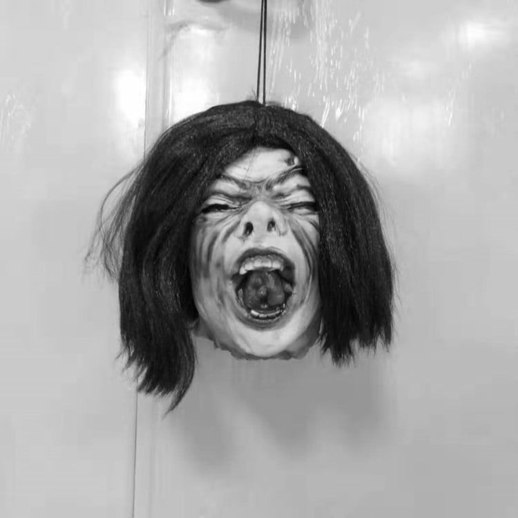 Helovyno baro dekoracija - bauginantis vaiduoklis su ilgais plaukais, Huida latex, medžiaga 109099