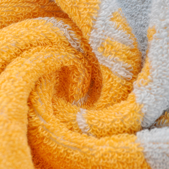 Kokvilnas sejas dvielis ar biezu tekstūru, mīksts un labi uzsūcošs; burti izšūti krāsu blokos (Materiāls: kokvilna; Diegi: 16s; Ražošanas process: apdare, vienkāršs audums; Svars: 120–140 g; Tips: sejas dvielis)