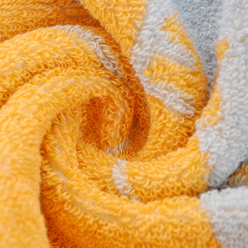 Kokvilnas sejas dvielis ar biezu tekstūru, mīksts un labi uzsūcošs; burti izšūti krāsu blokos (Materiāls: kokvilna; Diegi: 16s; Ražošanas process: apdare, vienkāršs audums; Svars: 120–140 g; Tips: sejas dvielis)