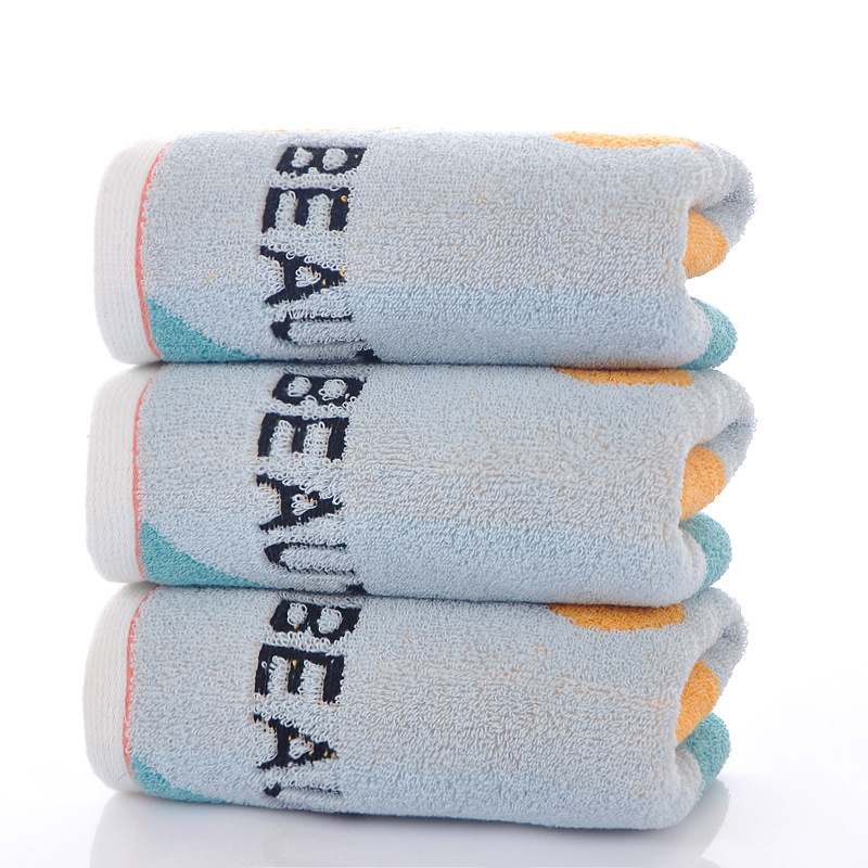 Kokvilnas sejas dvielis ar biezu tekstūru, mīksts un labi uzsūcošs; burti izšūti krāsu blokos (Materiāls: kokvilna; Diegi: 16s; Ražošanas process: apdare, vienkāršs audums; Svars: 120–140 g; Tips: sejas dvielis)