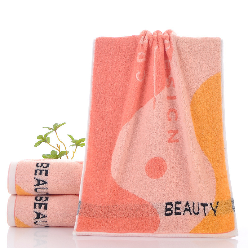 Kokvilnas sejas dvielis ar biezu tekstūru, mīksts un labi uzsūcošs; burti izšūti krāsu blokos (Materiāls: kokvilna; Diegi: 16s; Ražošanas process: apdare, vienkāršs audums; Svars: 120–140 g; Tips: sejas dvielis)