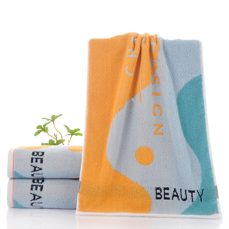 Kokvilnas sejas dvielis ar biezu tekstūru, mīksts un labi uzsūcošs; burti izšūti krāsu blokos (Materiāls: kokvilna; Diegi: 16s; Ražošanas process: apdare, vienkāršs audums; Svars: 120–140 g; Tips: sejas dvielis)