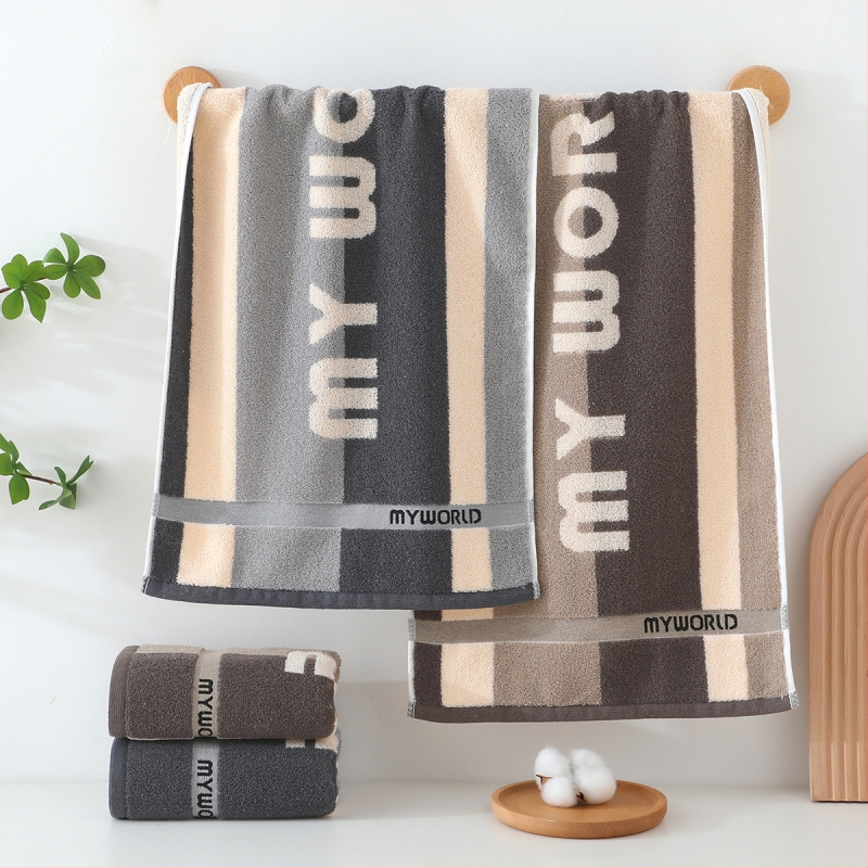 Kokvilnas sejas dvielis ar biezu tekstūru, mīksts un labi uzsūcošs; burti izšūti krāsu blokos (Materiāls: kokvilna; Diegi: 16s; Ražošanas process: apdare, vienkāršs audums; Svars: 120–140 g; Tips: sejas dvielis)