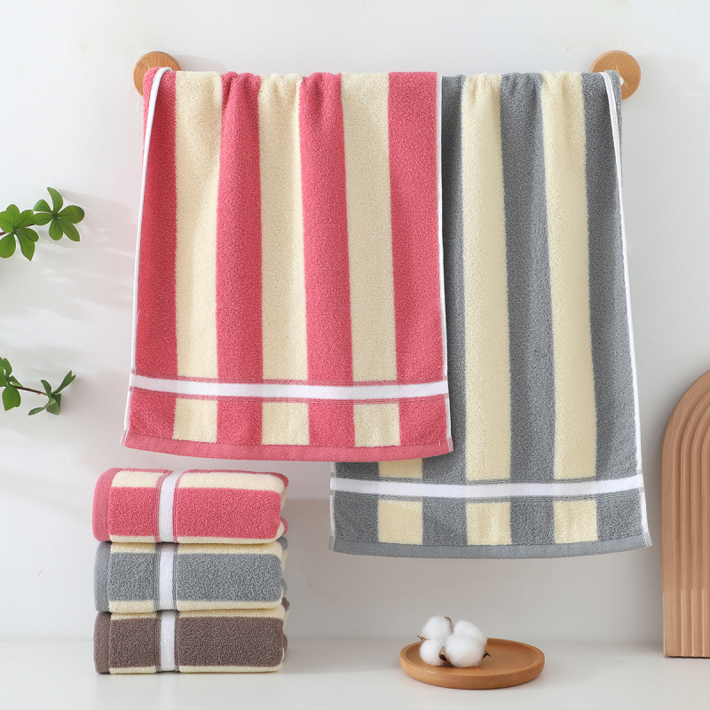 Kokvilnas sejas dvielis ar biezu tekstūru, mīksts un labi uzsūcošs; burti izšūti krāsu blokos (Materiāls: kokvilna; Diegi: 16s; Ražošanas process: apdare, vienkāršs audums; Svars: 120–140 g; Tips: sejas dvielis)