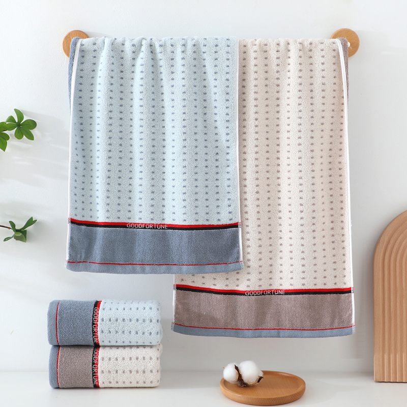 Kokvilnas sejas dvielis ar biezu tekstūru, mīksts un labi uzsūcošs; burti izšūti krāsu blokos (Materiāls: kokvilna; Diegi: 16s; Ražošanas process: apdare, vienkāršs audums; Svars: 120–140 g; Tips: sejas dvielis)